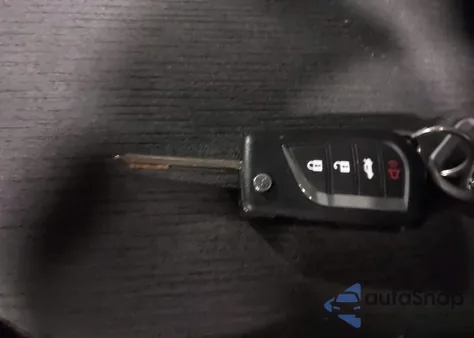 2020 Toyota Camry Le z USA, uszkodzony, nr VIN 4T1C11AK1LU324762